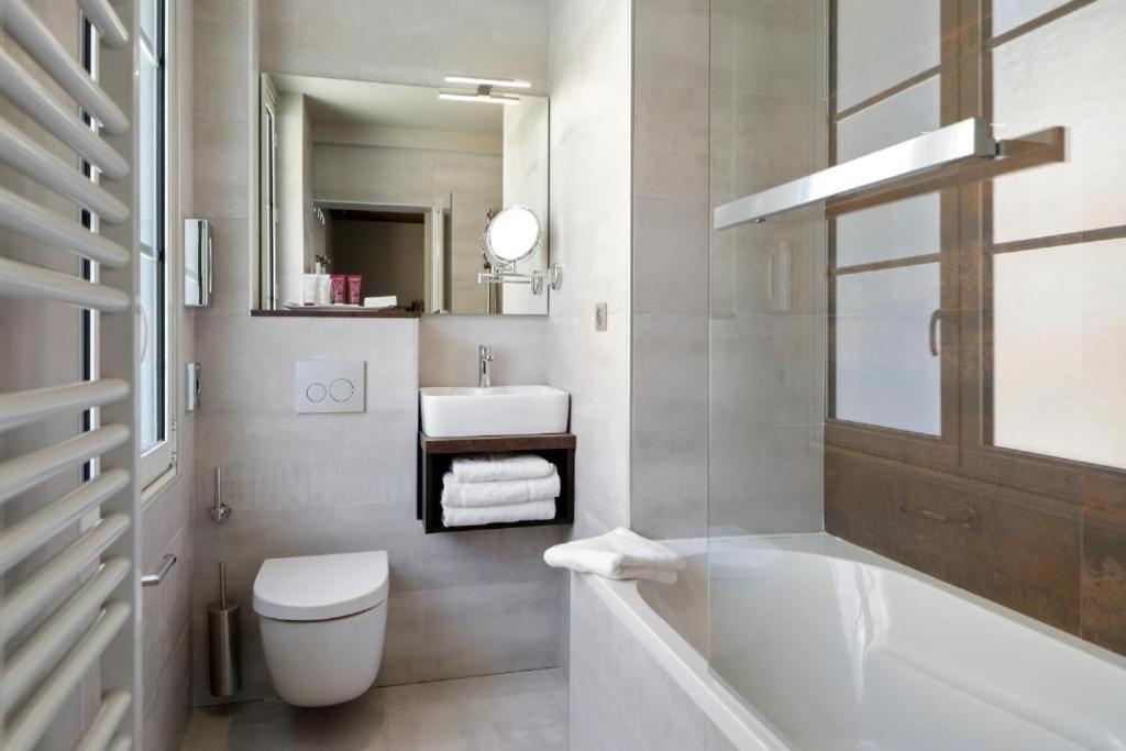 Brit Hotel Privilege Lisieux - La Villa Des Arts Exterior photo