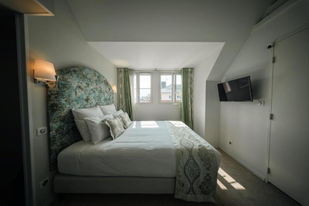 Brit Hotel Privilege Lisieux - La Villa Des Arts Exterior photo
